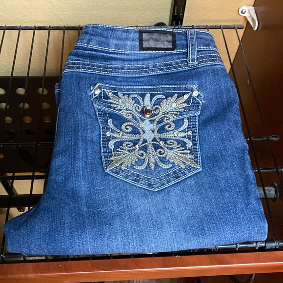 Earl Jean - Picture 1 of 7